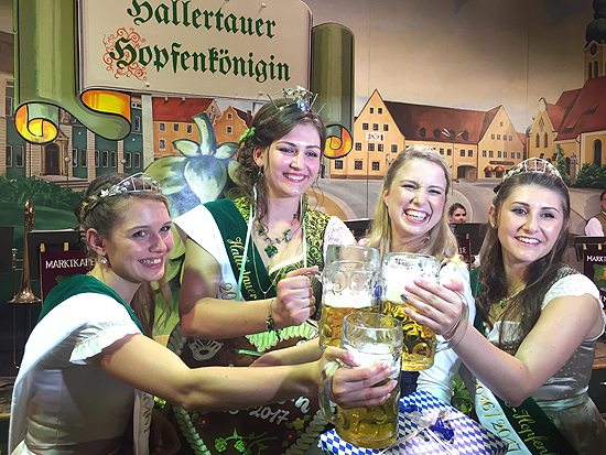 Die 21-jährige Sabrina Schmalhofer aus Obersüßbach bei Mainburg gewann in der Festhalle in Wolzach am Abend des 16.08.2016 die Wahl zur Hopfenkönigin mit knappen 42 Stimmen Vorsprung vor der 20-jährigen Eva-Maria Eisenmann aus dem Siegelbezirk Pfaffenhofen als Vizekönigin und der 19-jährigen Kathrin Obermeier aus Sallingberg bei Siegenburg als Hopfenprinzessin. Die Bayerische Bierkönigin Sabine Anna Ullrich gratulierte. (©Foto: Martin Schmitz)